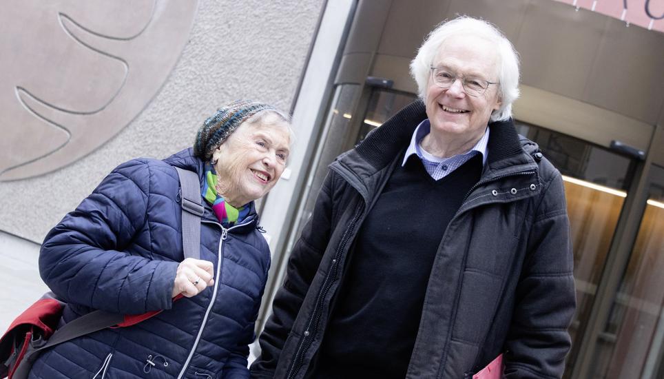 Petentin Verena Hauser zusammen mit Pfarrer Markus Sieber vor Überreichung der Unterschriften. Bild: Gloria Müller