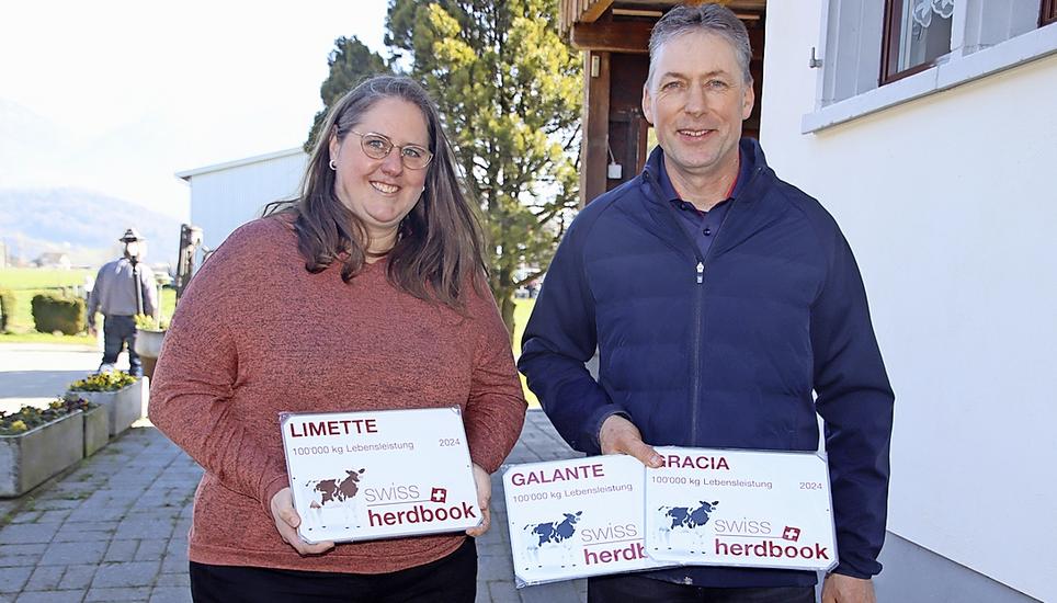 Die Marthalerin Claudia Wipf (zusammen mit ihrem Mann Martin) und Erich Walder (Bebikon/Buch am Irchel) wurden mit den Plaketten für Kühe mit einer Lebensleistung von mehr als 100’000 Kilogramm ausgezeichnet; Erich Walder wird nun interimistisch als Vizepräsident den Regionalverband führen. Bi