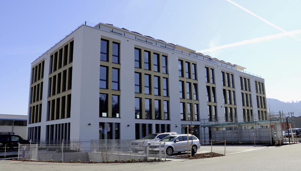 Direkt neben dem Bahnhof Hüntwangen-Wil gelegen: das neue «Zentrum Rafzerfeld». Bild: ZVG/Gewerbliche Baugenossenschaft Rafz