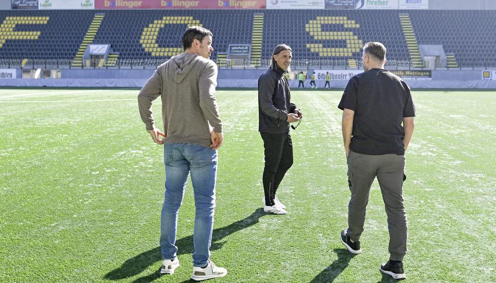 Erstes Training der 1. Mannschaft des FC Schaffhausen unter dem neuen Trainer Hakan Yakin, Bild zeigt Bernt Haas, Hakan Yakin und Boletin, vlnr, am Mittwoch, 5. Mï¿ï¾¤rz 2025. (Melanie Duchene / Schaffhauser Nachricht