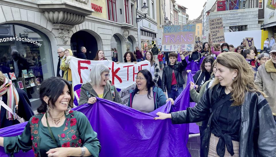 Laut ging es in der Schaffhauser Altstadt bei der Demonstration anlässlich des internationalen Frauentages zu. Bild: Gudrun Trautmann