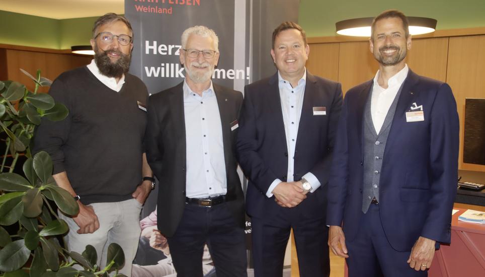 Die Genossenschafter der Raiffeisenbank Weinland hatten die Gelegenheit, sich in der Niederlassung in Oberstammheim mit dem abtretenden Verwaltungsrat Christoph Bachmann sowie mit Präsident Patrik Schweizer, der sein Amt mit jenem von Vize Roger Wiesendanger wechselt, und mit dem neuen Kandidaten f