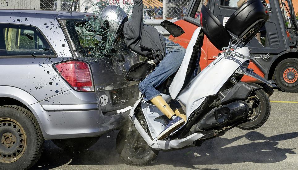 Eine Sekunde der Unachtsamkeit kann zu schweren Unfällen führen: Unfallsimulation an der Frühlingsshow im Herblingertal. Bilder: Michael Kessler