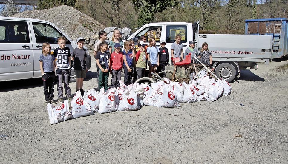 Teilweise mit Stolz wie bei Jagdtrophäen: Die Kinder präsentieren ihren bei der «Thurputzete» eingesammelten Abfall. Bilder: Roland Müller