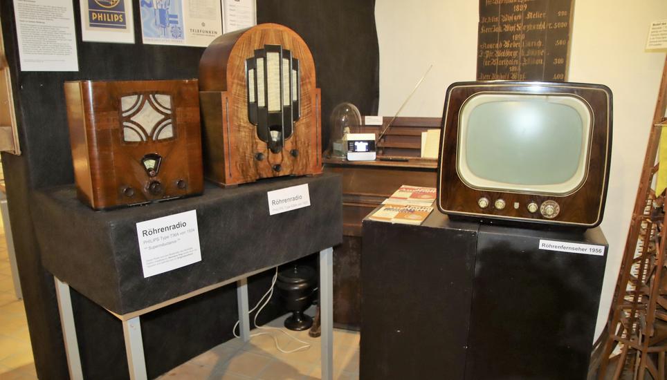 Alte Röhrenradios – und ein Röhrenfernseher aus einer Privatsammlung, die im Ortsmuseum Marthalen ausgestellt sind. Bilder: Roland Müller