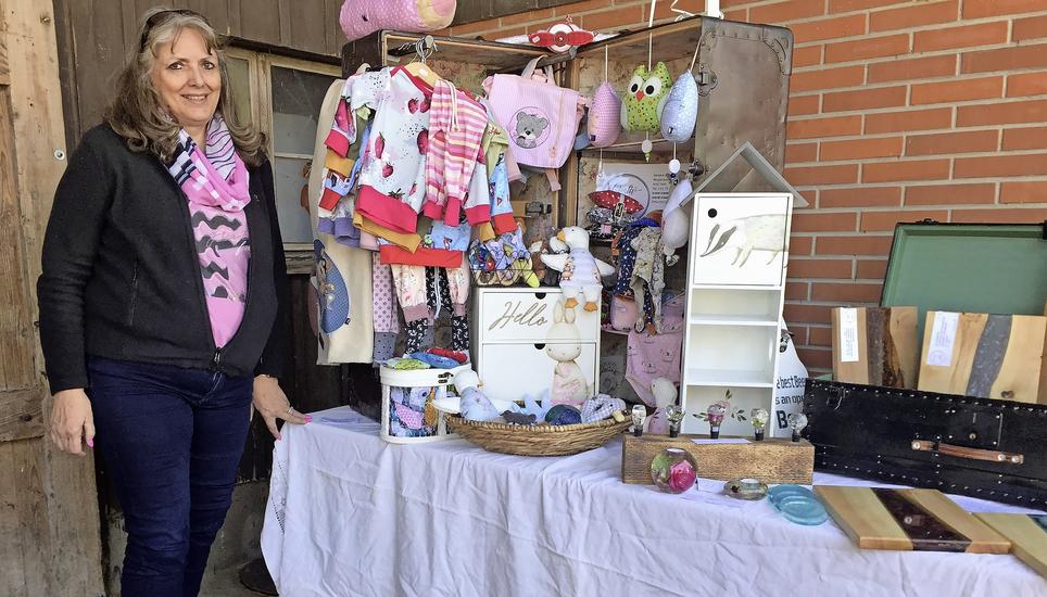Der alte Überseekoffer von Barbara Ackeret aus Rafz erfüllt am Koffermärt im Buurehöfli Kleinandelfingen die Wünsche kleiner Prinzessinnen. Bild: Ursula Fehr