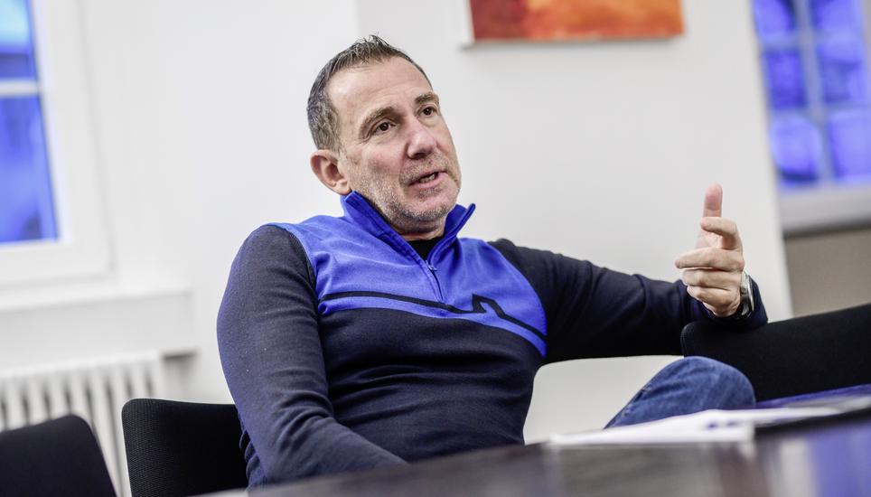 Klare Worte, klare Prinzipien: Roy Pagno bringt als Mitglied des Verwaltungsrates beim FC Schaffhausen die regionale Note mit rein. Bild: Melanie Duchene Portrait und Interview mit dem Immobilientreuhaendler Roy Pagno zum Thema 90-Prozent-Woche, am Dienstag, 13. Dezember, 2022. (Melanie Duchene / Schaffhauser Nachrichten)