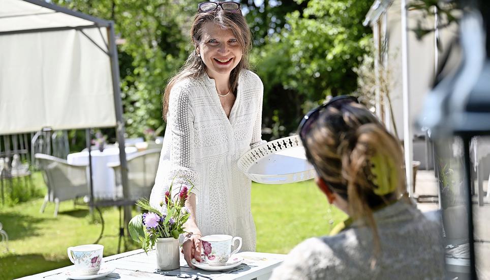 Die Oberstammerin Esther Forster in ihrem «Gartentropfen». Bilder: Michael Kessler
