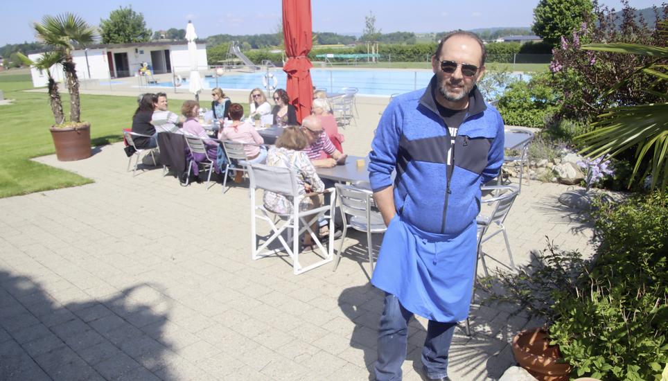 Bedient diese Saison die Gäste in der Badi «Im Röhrli» in Unterstammheim: Antonio «Toni» Rausa. Bild: Roland Müller