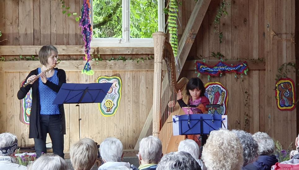 Querflötistin Regula Bernath und die Harfenistin Viviane Nüscheler im Erlenhof in Thayngen. Bild: Andreas Schiendorfer