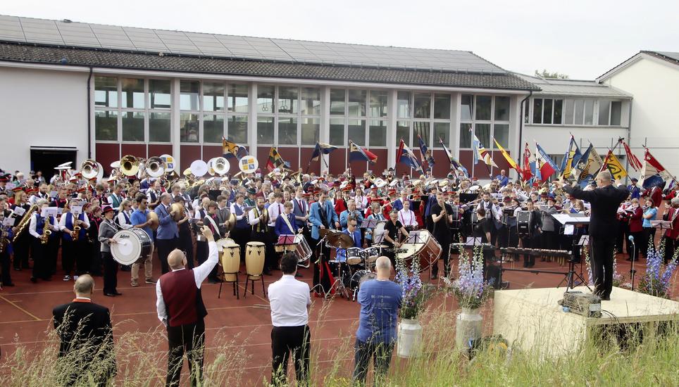 Nach der Parademusik erfolgte auf dem Gelände des Sekundarschulhauses das grosse Konzert mit dem Gesamtchor mit über 500 Mitwirkenden. Bilder: Roland Müller