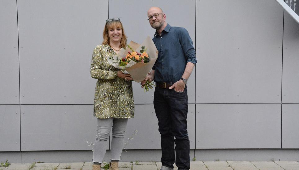 Ein Blumenstrauss für die gute Zusammenarbeit: Barbara Kummer, Präsidentin der Andelfinger Primarschulpflege, mit Thomas Röhren, dem Präsidenten der Andelfinger Sekundarschulpflege. Kummer ist zudem neu Schulverwalterin der Sekundarschule. Bild. Alexander Joho