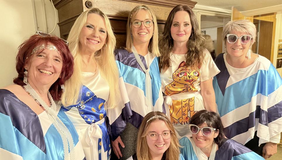 Wer findet ABBA? Nach dem Konzert gingen (v. l.) Susan, Ladina, Gioja, Barbara und Fränzi aus Hallau mit Linda Mikulec und Simone Kerchner auf Tuchfühlung. Bild: Beatrix Bächtold