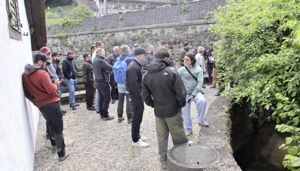 Auf dem zweistündigen Gang durch Andelfingen sind die Verbandsmitglieder in die Geheimnisse des Mühlendorfes und der dafür notwendigen Wasserflüsse eingeweiht worden. Bilder: Roland Müller
