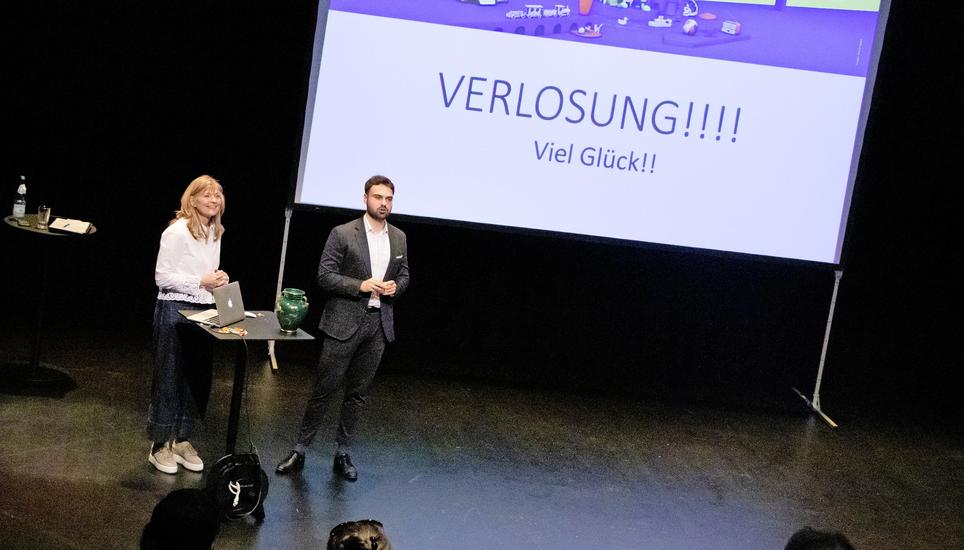 Désirée Steffenoni (links), Organisatorin des Ferienpasses, und Moreno Belleda von der Schaffhauser Kantonalbank verlosten zum Verkaufsstart zehn Ferienpässe. Bild: Gloria Müller