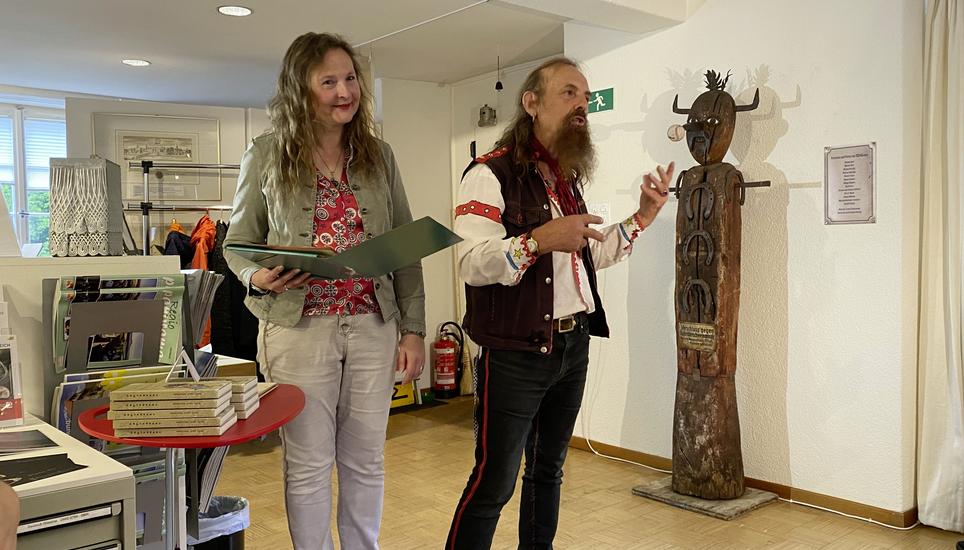 Kuratorin und Initiantin der Wilson-Adoption, Lucia Angela Cavegn, sowie Künstler Erwin Schatzmann bedankten sich mit viel Humor bei den Patinnen und Paten des Maskottchens, das nun eine neue Heimat im museum kunst+wissen gefunden hat. Bild: Gabriele Caduff