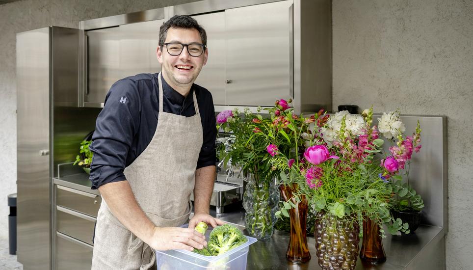 Mit einem Lächeln und viel Hingabe am Herd: Marek Polonec bringt in der «Oberen Stube» Handwerk, Herz und Heimat geschmackvoll auf den Teller. Bilder: Jeannette Vogel