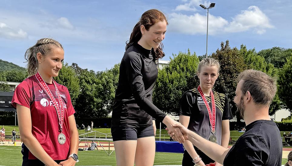 Amaja Rahm (M.) an der SM-Siegerehrung über 3000 m Steeple. Bild Ernst A. Müller