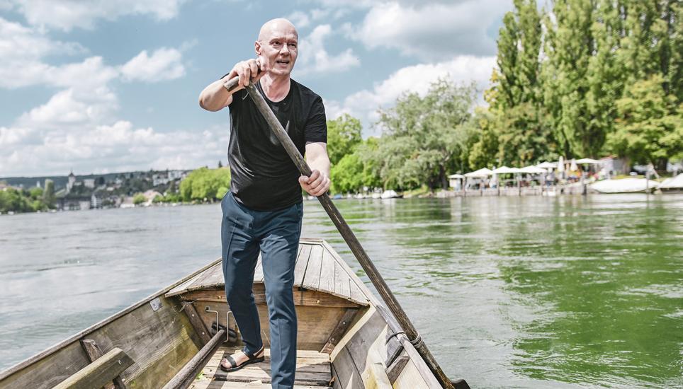 Nun bleibt Urs Tanner etwas mehr Zeit, um Stress abzubauen. Foto: Melanie Duchene Portrait von Stadtrat Kandidat Urs Tanner auf seinem Weidling auf dem Rhein, am Montag, 24 Juni 2024. (Melanie Duchene / Schaffhauser Nachrichten)