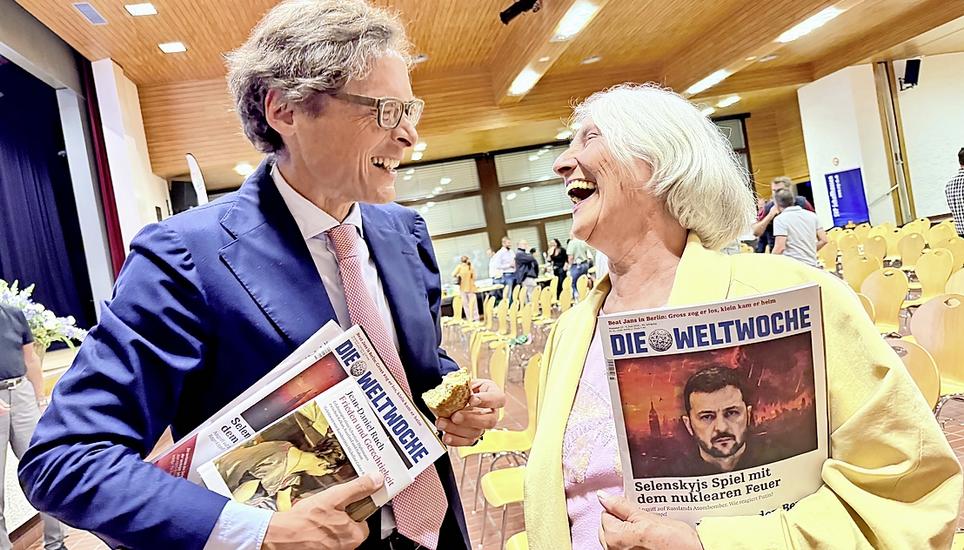 Nach der Veranstaltung wechselt Veronika Klauser noch ein paar Worte mit Roger Köppel. Bild: Beatrix Bächtold
