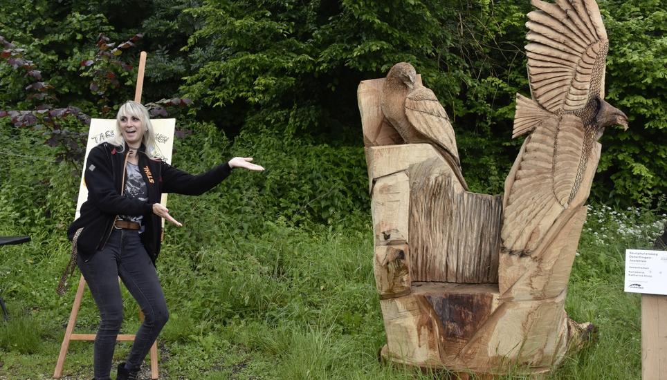 Katharina Klotz aus Waldshut-Tiengen eröffnete mit ihrer Skulptur «Seelenfreiheit» den grenzüberschreitenden Skulpturenweg zwischen Osterfingen und Jestetten. Bild: Thomas Güntert