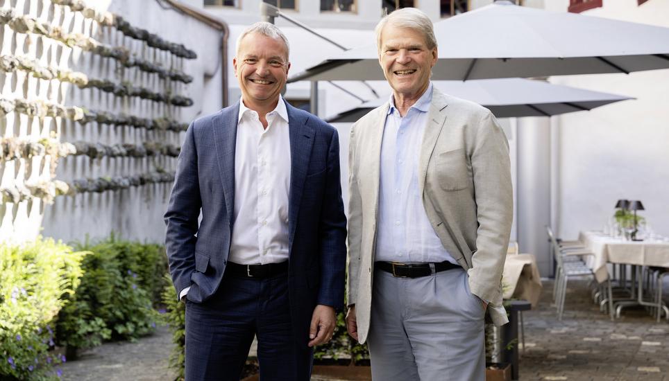 Ein neuer Abschnitt beginnt: Dr. Martin Batzer (r.) überträgt das Amt offiziell an André Wyss. Bilder: zVg