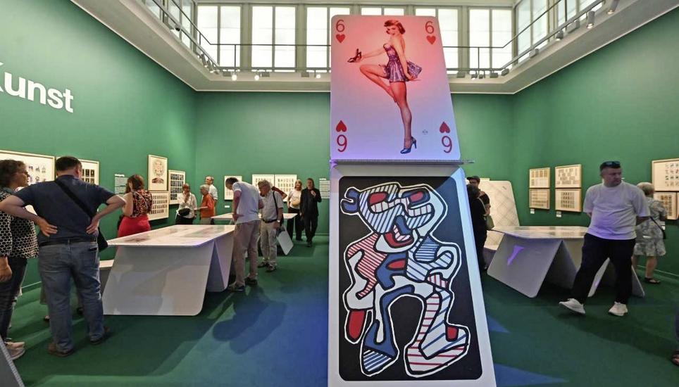 Rund 50 Interessierte besuchten am Freitagabend die Ausstellung «SpielKartenKunst». Bild: Selwyn Hoffmann