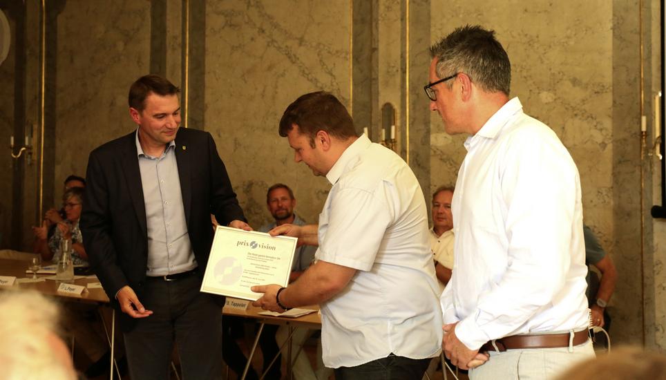 Regierungsrat Patrick Strasser übergab den Gewinnern Lukas Pem und Markus Blättler (rechts) den Prix Vision. Bild: Simona Lavallo