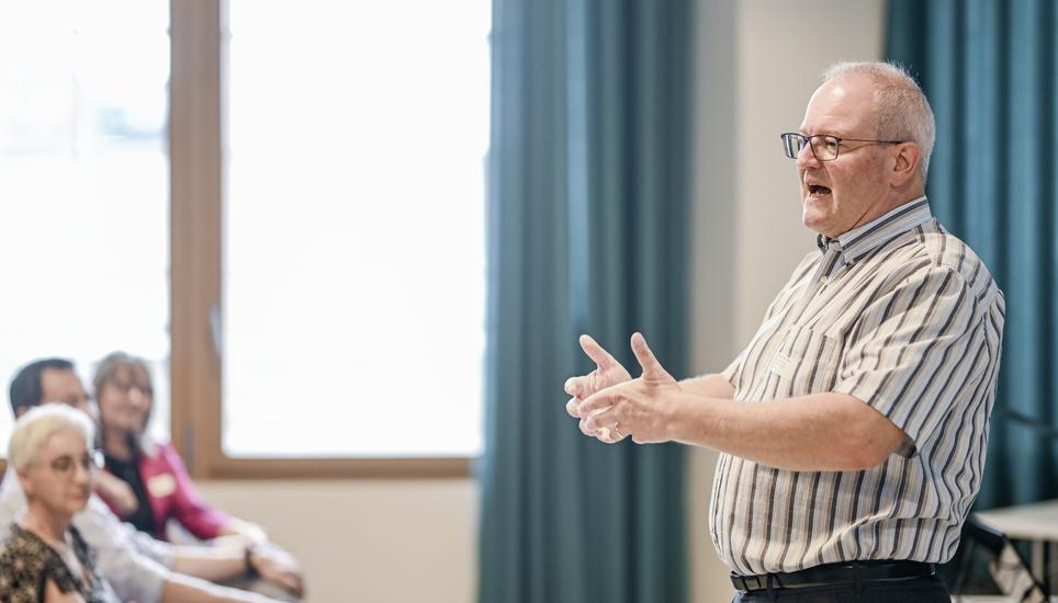 Markus Hugentobler referierte in Neuhausen über Arbeitgeberhaftung bei sexueller Belästigung und Mobbing. Bild: Melanie Duchene Referat ï¿ï¾¼ber Mogging, sexuelle Belï¿ï¾¤stigung am Arbeitplatz mit Markus Hugentobler, am Donnerstag, 26. Juni 2025. (Melanie Duchene / Schaffhauser Nachr