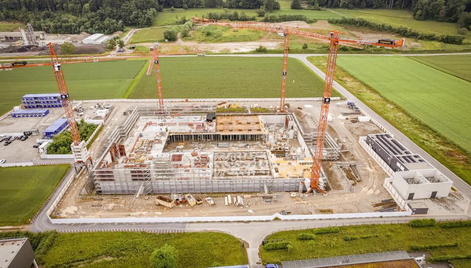 Das künftige Datenzentrum in Beringen aus der Vogelperspektive. Bild: Roberta Fele Vorstreiender Bau des Datencenters, fotografiert am Dienstag, 03. Juni 2025, in Beringen. (Roberta Fele / Schaffhauser Nachrichten)