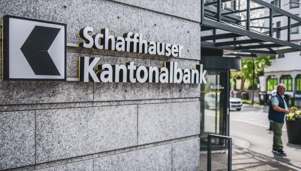 Die Schaffhauser Kantonalbank muss im ersten Halbjahr 2025 ein schwächeres Ergebnis wegstecken. Bild: Melanie Duchene Blick auf die Kantonalbank Filiale in Neuhausen, die Filiale wird geschlossen, am Mittwoch, 05. Mai 2023. (Melanie Duchene / Schaffhauser Nachrichten)