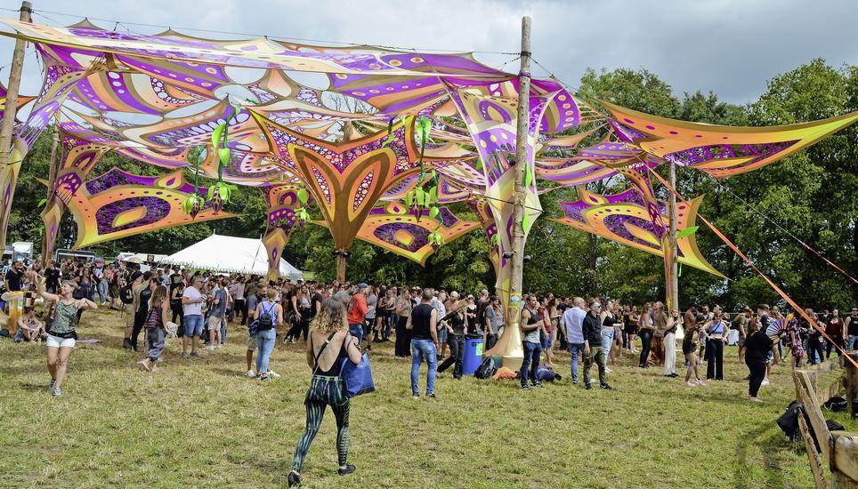 Das farbenfrohe Sonnensegel ist zum Markenzeichen des Burgklang Daydance in Stein am Rhein geworden. Archivbild: Vincent Arzenton