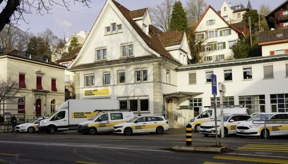 Das Traditionsunternehmen Wenger + Wirz AG stach an der Bachstrasse mit seinem gelben Logo hervor. Archivbild: Kay Fehr