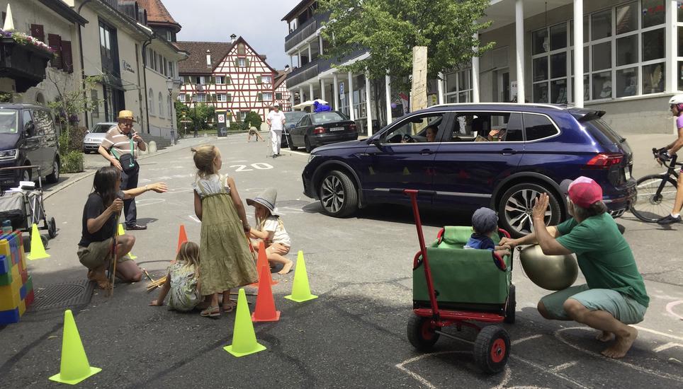 Das Idealbild in der Eglisauer Begegnungszone: So schön könnte es sein. Doch weiterhin wird die Tempolimite nicht eingehalten. Bilder: Ursula Fehr