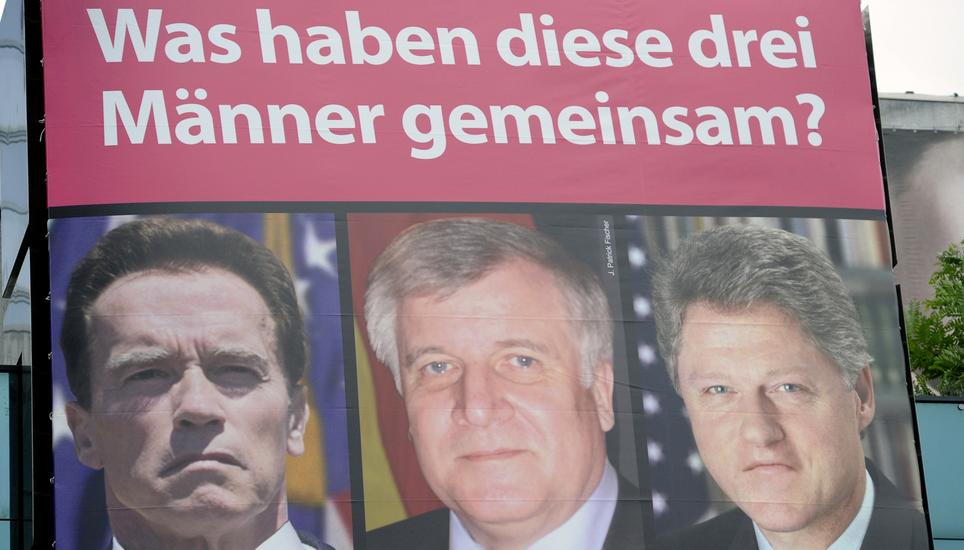 Eine Werbeanzeige des Internetportals Ashley Madison mit den Köpfen von Arnold Schwarzenegger (v.l.), des bayerischen Ministerpräsidenten Horst Seehofer und des ehemaligen US-Präsidenten Bill Clinton: Von allen dreien wurden Seitensprünge bekannt. Bild: AP
