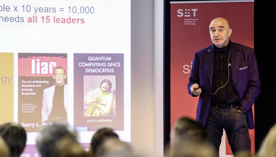 Hat hochtrabenden Worten rasch auch handfeste Taten folgen lassen: Serg Bell, Gründer und Financier der «Constructor Group of Technology», an einem Anlass im Jahr 2020. Bild: Melanie Duchene Serguei Beloussov, CEO Acronis, spricht am Vortrag zur Digitalisierung der Unterhaltung, am Mittwoch, 11. Maerz 2020, im Institute of Technology in Schaffhausen. (Melanie Duchene / Schaffhauser Nachrichten)