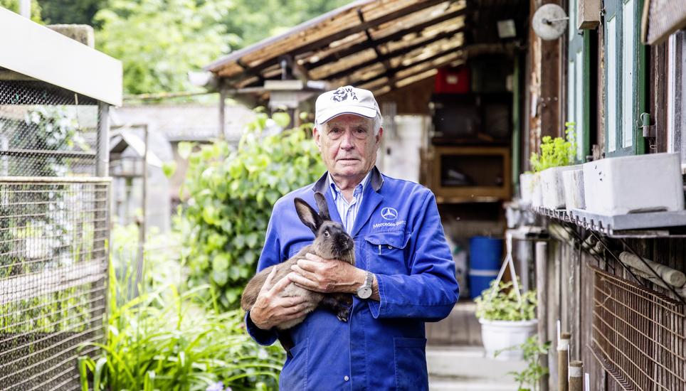 Ruedi Asal in seiner Parzelle in der Kleintieranlage Rundbuck. Bild: Roberta Fele Die Kleintierzuchtanlage beim Rundbuck, fotografiert am Dienstag, 03. Juni 2025, in Neuhausen am Rheinfall. (Roberta Fele / Schaffhauser Nachrichten)