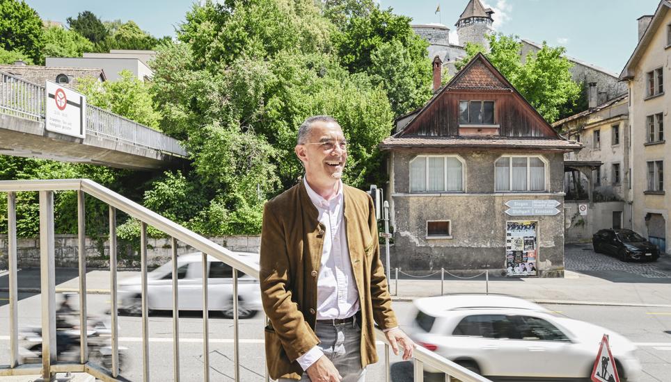 Träumt von einer Wiener Lösung unterhalb des Munots: Stephan Schlatter (FDP) an der Schaffhauser Bachstrasse. Bild: Melanie Duchene Stephan Schlatter spricht an der Bachstrasse ï¿ï¾¼ber den Einbahnverkehrsring um die Altstadt, am Donnerstag, 10 Juli 2025. (Melanie Duchene / Schaffhauser Nachricht