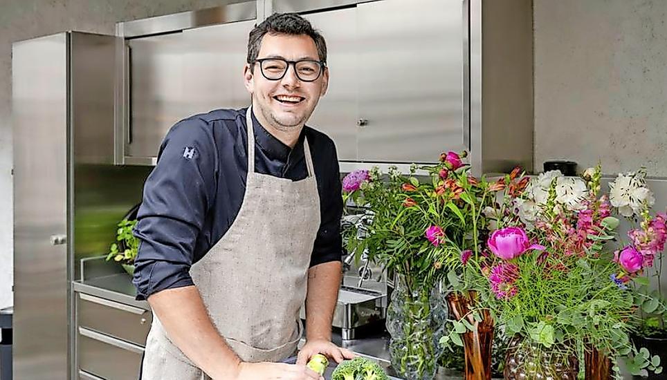 Er kam aus dem Nirgendwo und hat sich Anfang Mai mit seiner innovativen, auf Gemüse ausgerichteten Küche auf Anhieb stolze 15 Gault-Millau-Punkte erkocht: Marek Polonec. Bild: Jeannette Vogel