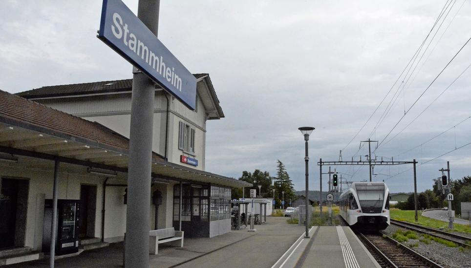 Seit über 120 Jahren Teil des SBB-Streckennetzes: Der Bahnhof Stammheim in Unterstammheim. Zwischen 1879 und 1979 litt die noch eigenständige Gemeinde Unterstammheim 100 Jahre lang unter der Schuldenlast des Nationalbahn-Konkurses. Bild: Alexander Joho