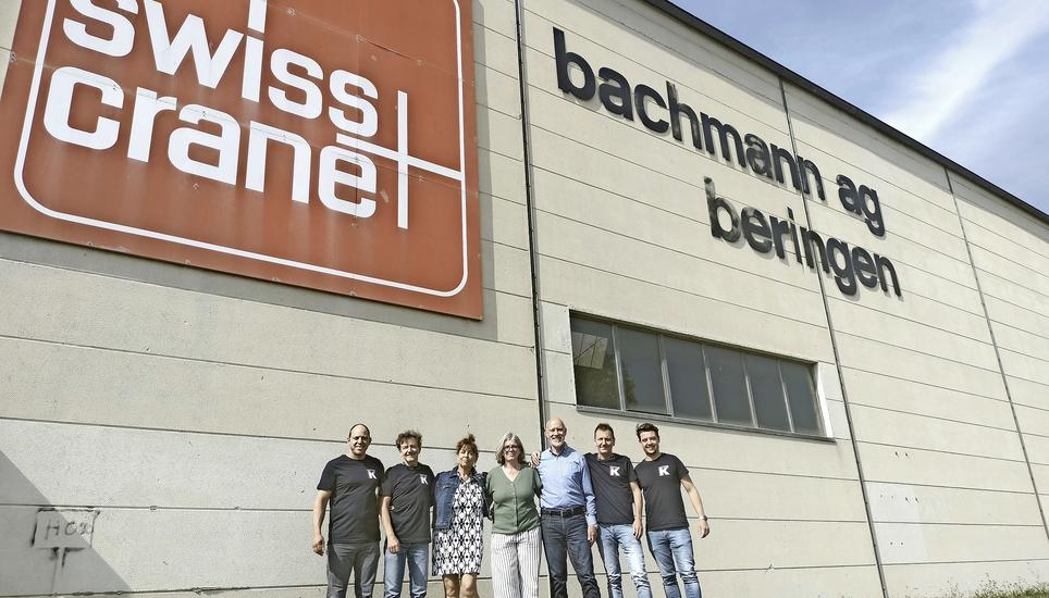 Rikus Haller, Thomas und Susanne Kaufmann von der Kaufmann Turmkrane AG, Lisa und Mike Bachmann von der Bachmann AG sowie André Kaufmann und Christian Berg, ebenfalls von der Kaufmann Turmkrane AG, feiern die Übernahme und Übergabe in Beringen. Bild: Sandy Hedinger