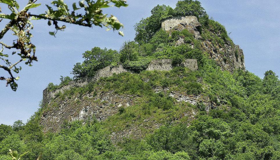 Der Hohenkrähen mit Poppeles Burg, die einem Krähennest gleich auf dem einstigen Vulkan thront. Bild Ernst Hunkeler Minolta DSC