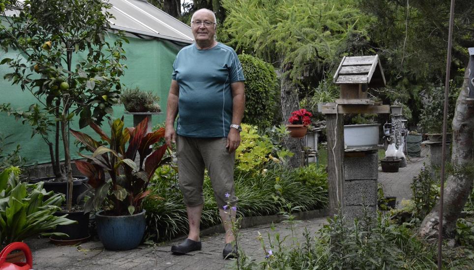 Werner Büchi im Garten seines Elternhauses: Die Umgebung gestaltet Büchi seit 25 Jahren. Seine Kleinwindkraftanlage hätte er gerne neben dem Gewächshaus platziert (links im Bild). Bild: Alexander Joho
