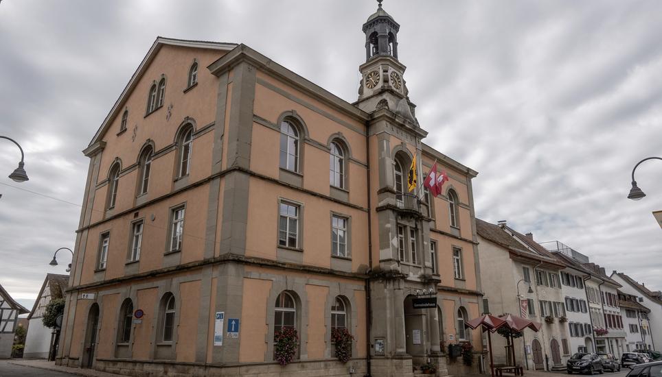 Der Hallauer Gemeinderat schafft mit einem Leitfaden Transparenz bei Kommunalwahlen. Bild: Laurin Werner Bilder der Gemeinden fï¿ï¾¼rs Archiv Bild zeigt Verwaltungsgebï¿ï¾¤ude in Hallau fotografiert am 02.10.2024, in Hallau. (Laurin Werner / Schaffhauser Nachr