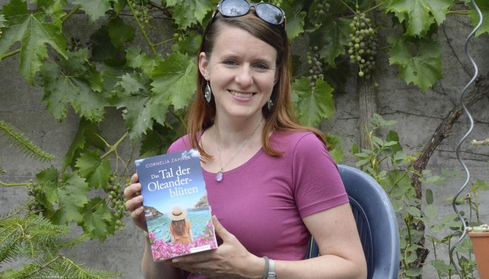 Die Marthaler Schriftstellerin Cornelia Zahner mit ihrem neuesten Werk «Das Tal der Oleanderblüten» im Garten ihres Wohnhauses in Marthalen. Bild: Alexander Joho