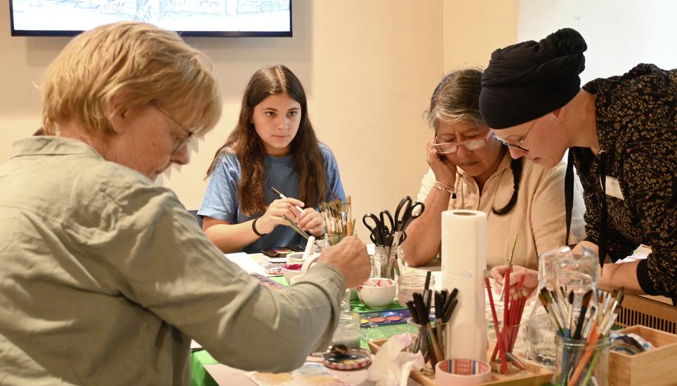 Jeanine Rötzer, Kulturvermittlerin bei der Windler-Stiftung, führt in die Kunst des Aquarellierens ein. Bild: Ursula Junker