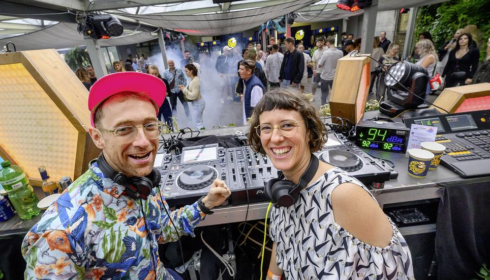 DJ Baerg (l.) und DJ Nadara mischten die Menge mit melodischem Techno auf und eröffneten den Dayrave. Bilder: Michael Kessler