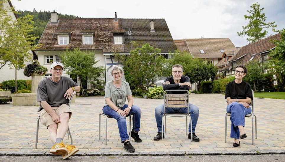 Das Dorfplatzkino Osterfingen wird von Ralph Züllig, Maya Hochstrasser, Markus Graf und Sus Grüninger (von links) organisiert. Bild Melanie Duchene Dorfplatzkino organisiert von Ralph Zï¿ï¾¼llig, Maya Hochstrasser, Markus Graf und Sus Grï¿ï¾¼ninger, vlnr, am Donnerstag, 24 Juli 2025. (Melanie Duchene / Schaffhauser Nachr