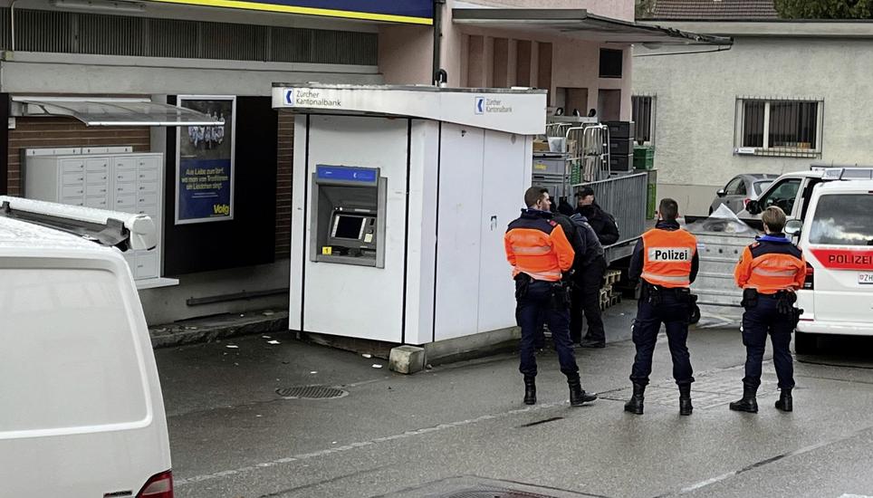 Der Bancomat in Hettlingen am Tag nach der gescheiterten Sprengung vom 22. Dezember 2022. Bild: ZVG/Kapo ZH