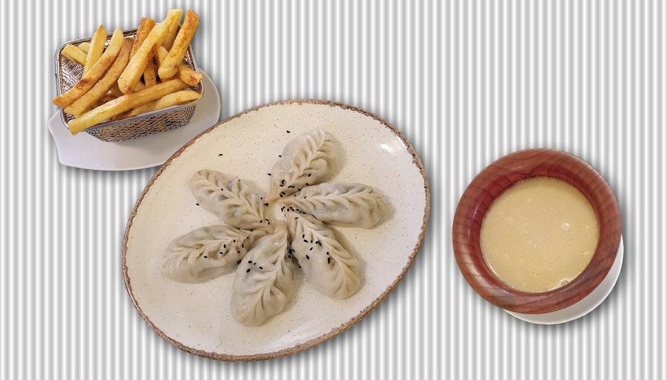 Gedämpfte Momos gefüllt mit Pilzen, Erbsen, Tofu und Koriander, dazu Pommes-Frites und als Getränk einen traditionellen Buttertee.